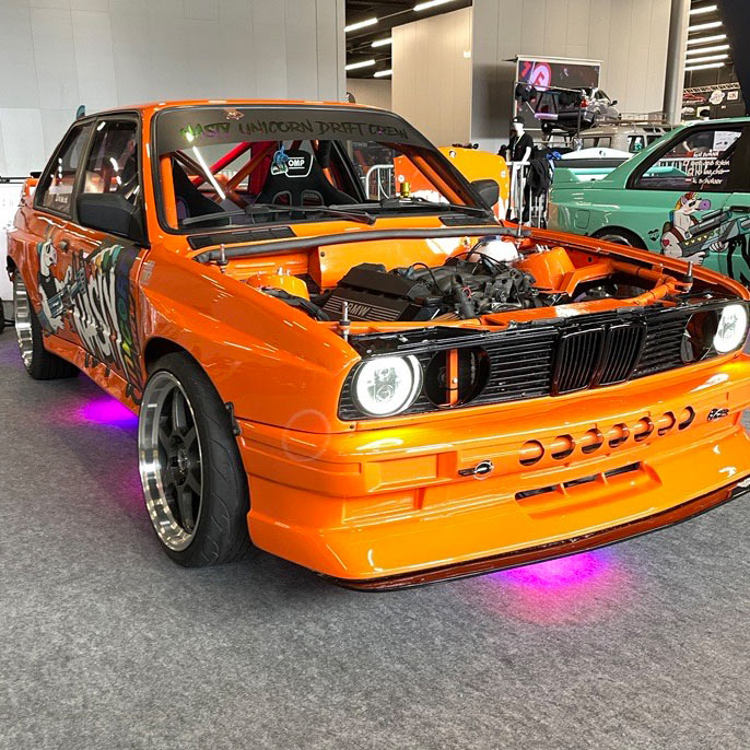 oranger BMW mit offener Motorhaube